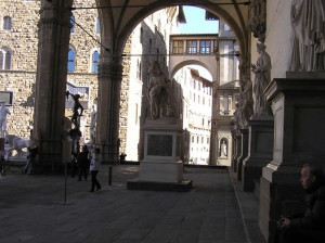 L'intérieur de la Loggia della Signoria ou Loggia dei Lanzi. Piazza della Signoria, Florence, Italie. Author and Copyright Marco Ramerini