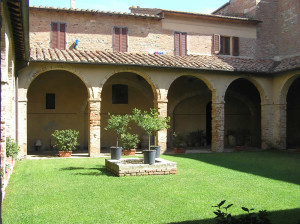 Il Chiostro del Convento della Chiesa di San Francesco, Chiusi, Siena. Autore e Copyright Marco Ramerini