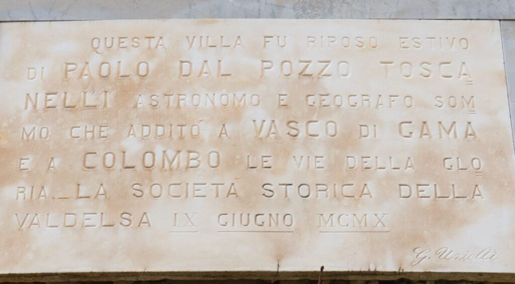 La targa in marmo sulla facciata della villa di Paolo del Pozzo Toscanelli, Certaldo. Autore e Copyright Marco Ramerini