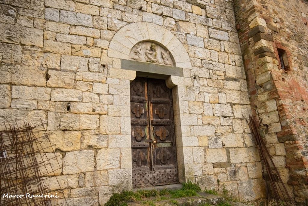 La porta d'ingresso della Chiesa di Pievasciata, Castelnuovo Berardenga, Siena. Autore e Copyright Marco Ramerini